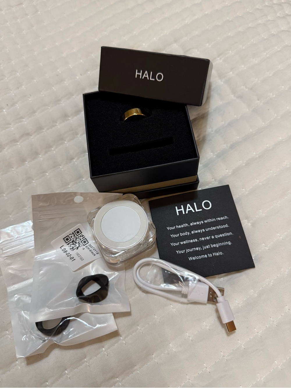 Halo Gold Smart Ring Charging Kit with White Puck and Black Bands